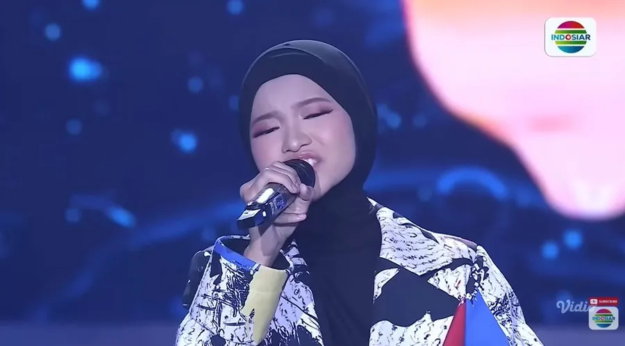 Ratifah pakai hijab hitam © YouTube/indosiar