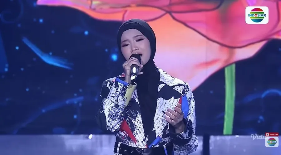 Ratifah pakai blazer warna warni © YouTube/indosiar