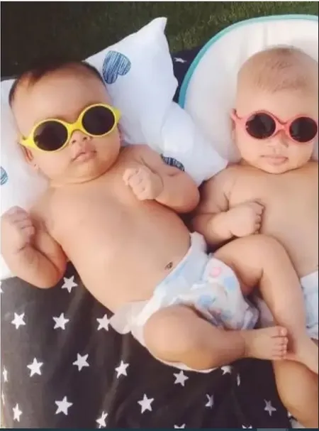 6 Foto Bayi Selebriti Pakai Kacamata Saat Berjemur Lucu Menggemaskan Nggak Kalah Keren Dengan Ayahnya Kapanlagi Com