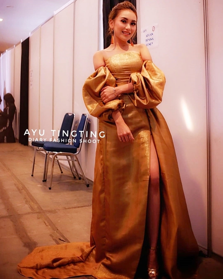 6 Foto Cantik Ayu Ting Ting Dalam Gaun Warna Emas Elegan Dan Bersahaja Kapanlagi Com