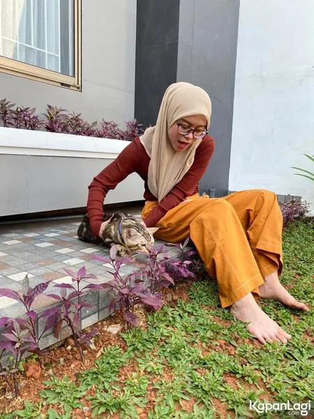 6 Foto Keseruan Lesti Main Sama Kucing, Isi Waktu Luang Selama di Rumah Aja