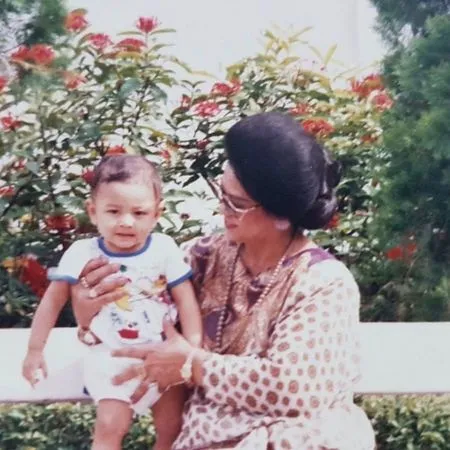 6 Foto Masa Kecil Raffi Ahmad, Dekat Dengan Sang Nenek dan Mirip Rafathar Banget!