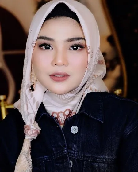 6 Gaya Rosa Meldianti Saat Pakai Hijab, Bikin Adem dan Tuai Pujian Netizen