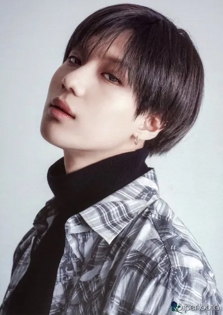 Taemin - Pertama ada Taemin yang debut sebagai maknae SHINee di tahun 2008. Nah, pada tahun 2012, ia sempat bergabung dalam sebuah project grup YOUNIQUE.Pada tahun 2014, Taemin resmi debut solo dengan mini album Ace. Terakhir, ia menjadi salah satu member grup SuperM yang debut pada 2019 kemarin. Total 4 kali debut!