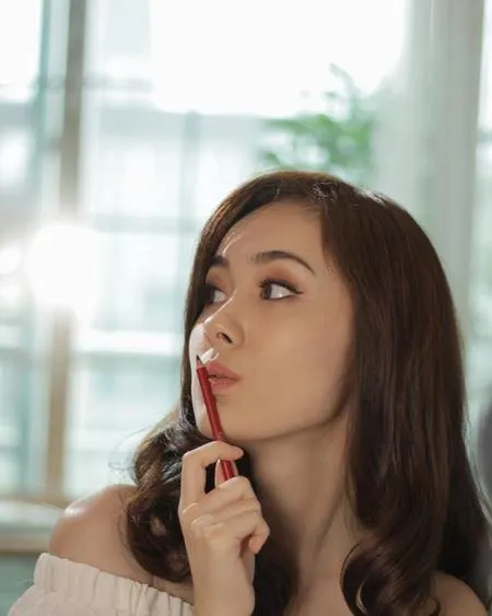 6 Pose Lucu Menggemaskan ala Bintang Sinetron 'NALURI HATI' Jennifer Eve, Selalu Banjir Pujian