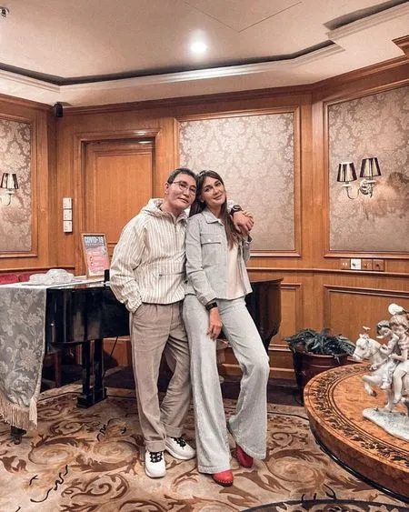 8 Potret Kebersamaan Bos TV Otis Hahijary dan Luna Maya, Cium Mesra - Beri Kado Tas Mewah