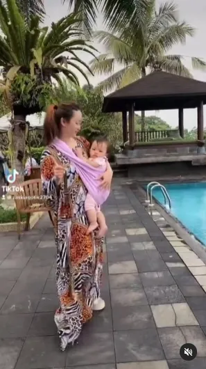 6 Potret Aksi Zaskia Gotik Joget Sambil Gendong Anak yang Dihujat Netizen, Disebut Tidak Aman - Si Kecil Pegangan Erat