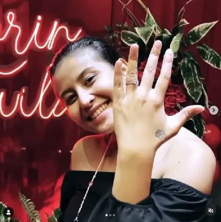 6 Potret Awkarin Dilamar Gangga di Depan Teman-Temannya, Romantis Abis Diiringi Lagu Glenn Fredly - Berkali-Kali Tanya 'Ini Bercanda?'