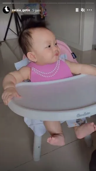 6 Potret Baby Arsila Lahap Disuapi Zaskia Gotik, Makan Sampai Cemong Warna Merah Bikin Netizen Gemas