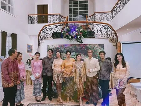 6 Potret Bintang Sinetron 'BUKU HARIAN SEORANG ISTRI' Pakai Kebaya dan Beskap, Tampil Elegan di Acara Siraman