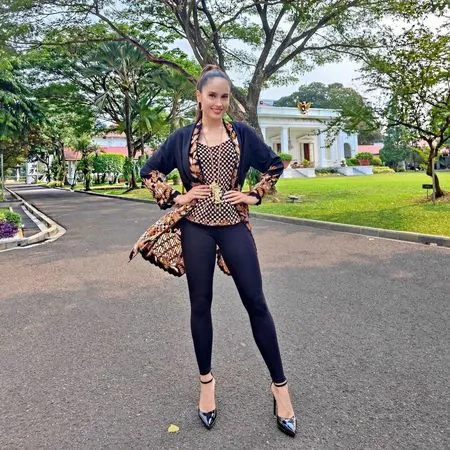 6 Potret Cantik Cinta Laura Pakai Batik di Istana Negara, Bertemu Juru Bicara Presiden - Netizen Doakan Jadi Menteri