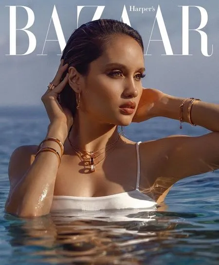 6 Potret Cinta Laura di Cover Majalah Harper's Bazaar, Pose Pakai Swimsuit & Pamer Body Goals