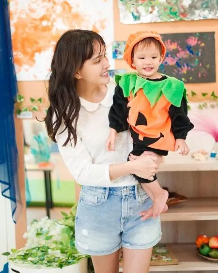 6 Potret Claire Anak Shandy Aulia Rayakan Halloween Pertama di Sekolah, Gemas Jadi Labu Mungil - Netizen Salfok Nyariin Papanya Mana