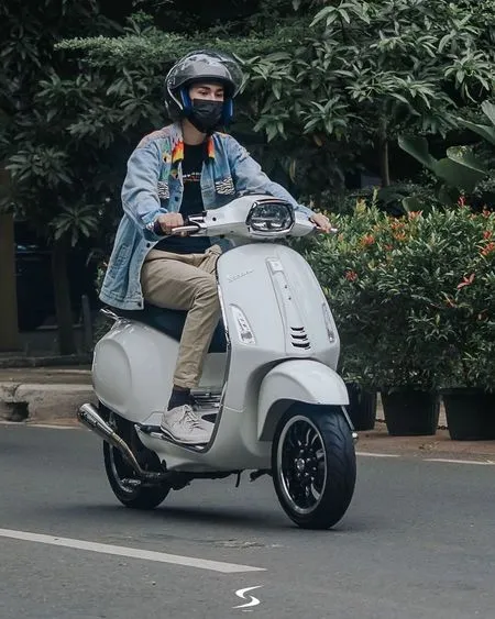 6 Potret Cole Gribble Bintang Sinetron 'DARI JENDELA SMP' saat Naik Skuter Vespa, Cocok Jadi Anak Motor Sungguhan