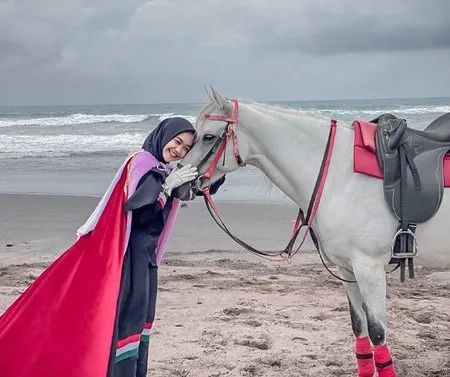 6 Potret Detik-Detik Ria Ricis Jatuh dari Kuda, Jungkir Balik Dulu Sebelum Tersungkur - Lagi Cantik Pakai Outfit Serba Pink