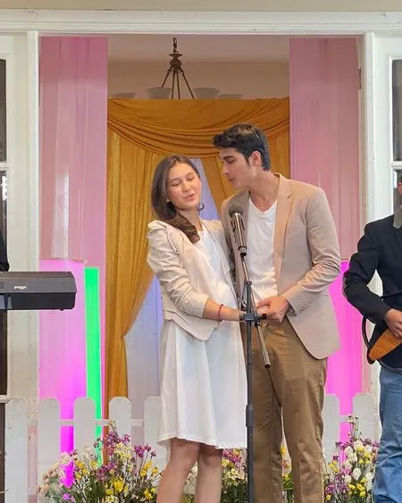 6 Potret Dewa dan Nana Saat Nyanyi Bersama dalam 'BUKU HARIAN SEORANG ISTRI', Bawakan Lagu Super Romantis - Saling Berpandangan Bikin Baper