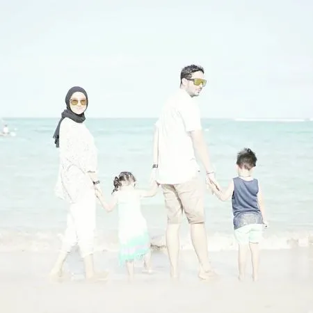 6 Potret Donny Michael Bintang Sinetron 'NALURI HATI' saat Liburan ke Pantai Bareng Keluarga, Asyik Main Bola dengan Anak Pertama