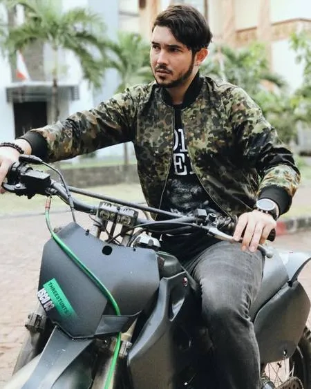 6 Potret Donny Michael Pemeran Gilang dalam 'NALURI HATI' Saat Naik Motor, Macho Abis - Telaten Rawat Motor Klasik