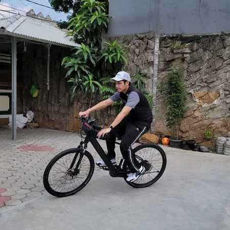 6 Potret Dude Harlino Bintang Sinetron 'CINTA AMARA' Saat Berolahraga, Rahasia Awet Muda di Usia 40 Tahun - Kece Pakai Kacamata Hitam