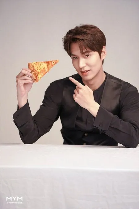 6 Potret Gantengnya Aktor Korea Jadi Model Iklan Pizza, Bikin Auto Lapar!
