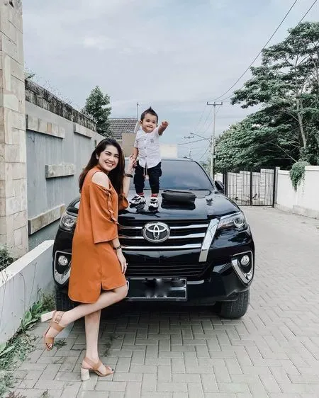 6 Potret Gaya Raya Kitty Bintang Sinetron 'CINTA AMARA' saat Momong Anak, Jadi Ibu Siaga - Selalu Tampil Modis Abis