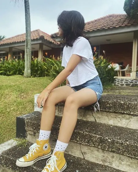 6 Potret Gaya Sehari-Hari Sandrinna Michelle Bintang Sinetron 'DARI JENDELA SMP', Tetap Menawan Meski Cuma Pakai Kaos - Hotpants Jadi Andalan