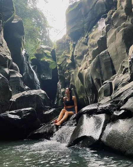 6 Potret Haico Van der Veken Bintang Sinetron 'LOVE STORY THE SERIES' di Air Terjun, Netizen: Air Pun Ikut Bermain Bahagia Bersamamu