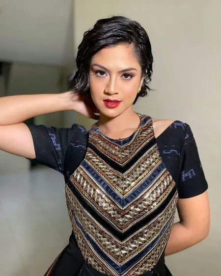 6 Potret Hana Saraswati Bintang 'BUKU HARIAN SEORANG ISTRI' Saat Hadiri Anugerah Lembaga Sensor Film Awards 2021, Cantik Kenakan Gaun dari Kain Tenun