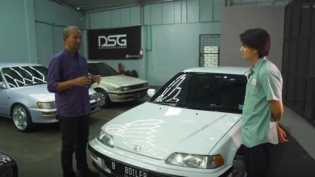 6 Foto Iqbaal Ramadhan Kagumi Mobil Era 90-an, Miliknya Ia Beri Nama Si Gelis