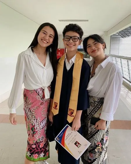 6 Potret Keanu Massaid Putra Mendiang Adjie Massaid Saat Wisuda SD, Ditemani Zahwa dan Aaliyah - Makin Ganteng dan Berkacamata