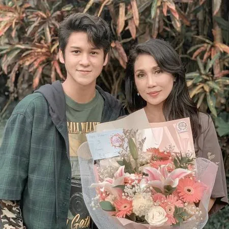 6 Potret Kebersamaan Antonio Blanco Jr Bintang Sinetron 'BUKU HARIAN SEORANG ISTRI' dengan Ibunda Tercinta, Netizen: Ibunya Cantik Anaknya Ganteng