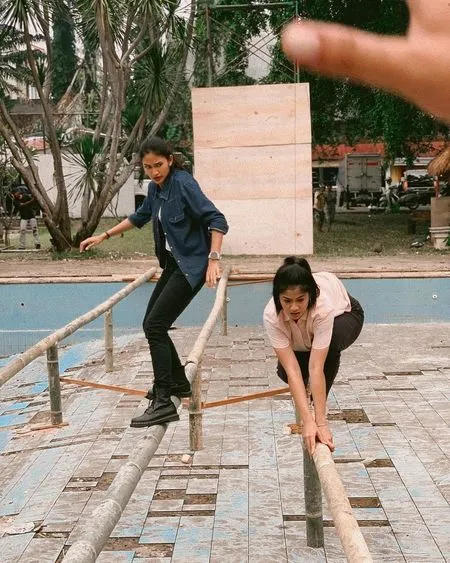 6 Potret Kebersamaan Claresta Taufan dan Hana Saraswati di Lokasi Syuting Sinetron 'BUKU HARIAN SEORANG ISTRI', Capek Bareng Berjalan di Atas Batang Bambu
