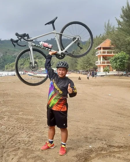 6 Potret Kedua Orangtua Happy Asmara, Sama-Sama Hobi Gowes Sepeda - Mamanya Warisi Paras Ayu Pada Sang Anak
