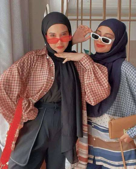 6 Potret Kekompakan Zaskia Sungkar dan Shireen Sungkar Bak Reuni 'The Sister', Tampil Ala Retro - Kacamatanya Jadi Sorotan
