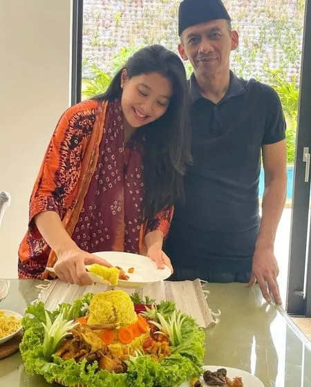 6 Potret Kemesraan Olivia Zalianty dan Suami yang Jarang Disorot, Kompak Pakai Outfit Merah-Putih - Pengantin Baru Masih Malu-Malu