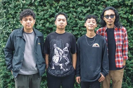 6 Potret Keseruan Coldiac Kunjungi Kantor Kapanlagi Malang, Ditantang Untuk Lakukan Challenge Cicipi Makanan Aneh