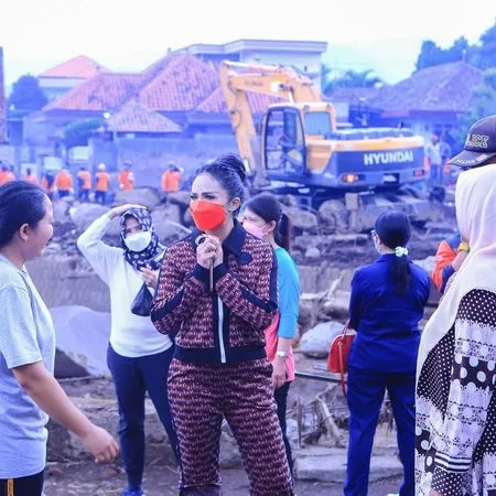 6 Potret Krisdayanti Datangi Lokasi Bencana Banjir Bandang di Batu-Jawa Timur, Pulang Kampung - Beri Sumbangan Rp50 Juta