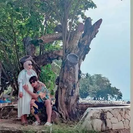 6 Potret Liburan Lesti dan Rizky Billar ke Pantai Carita, Mesra Banget Digendong Sambil Susuri Tepi Laut - Asyik Main Pasir