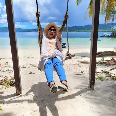 6 Potret Liburan Selfi LIDA ke Kalimantan Timur, Asyik Naik Ayunan di Tepi Pantai - Jajal Berenang di Danau Malah Mirip Putri Duyung