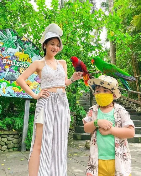 6 Potret Liburan Seru Vinessa Inez di Bali, Kunjungi Nusa Penida dan Nikmati Sunset Bareng Putra Tercinta