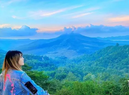 6 Potret Liburan Via Vallen di Kintamani Bali, Nikmati Senja Dengan Pemandangan Danau Batur yang Memukau