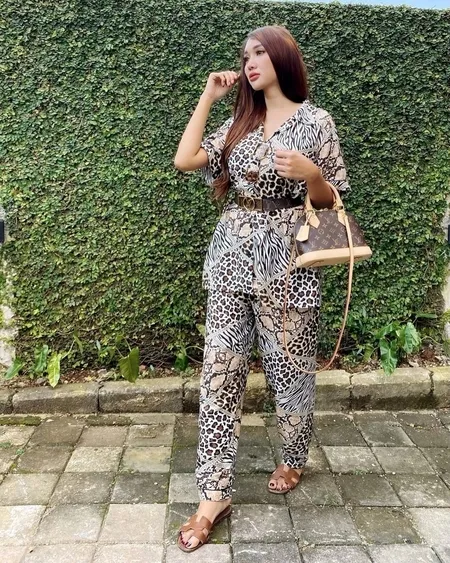 6 Potret Lucinta Luna Suntik Vaksin Covid-19, Ekspresi Bengong dan Piyamanya Jadi Sorotan - Netizen Heboh Pertanyakan Kehamilannya