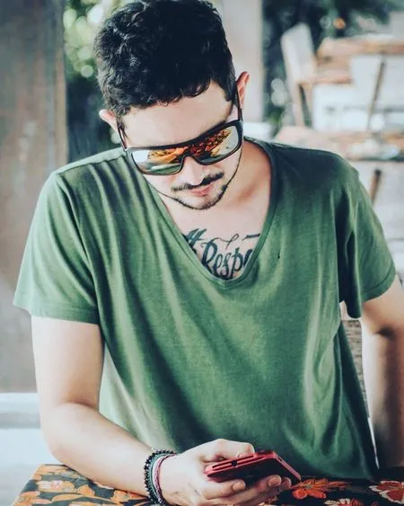 6 Potret Macho Donny Michael Bintang Sinetron 'BADAI PASTI BERLALU', Makin Gagah Pakai Kacamata Hitam - Bikin Istri Meleleh