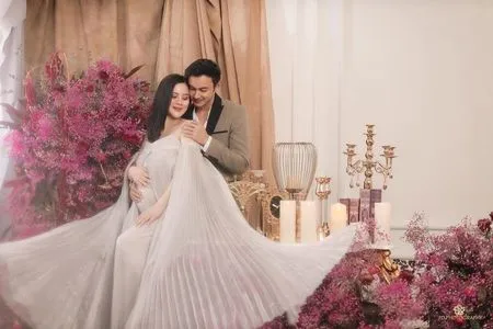 6 Potret Maternity Shoot Felicya Angelista yang Bernuansa Mewah, Cantik Banget Kenakan Gaun Panjang dengan Bahu Terbuka - Pancarkan Pesona Keibuan
