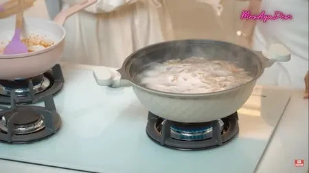 6 Potret Dapur Mewah Aurel Hermansyah yang Cantik Bernuansa Putih Bersih, Cuma Dipakai Untuk Bikin Konten - Dilengkapi Oven dan Panci Mahal
