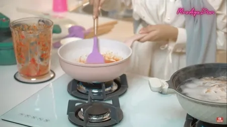 6 Potret Dapur Mewah Aurel Hermansyah yang Cantik Bernuansa Putih Bersih, Cuma Dipakai Untuk Bikin Konten - Dilengkapi Oven dan Panci Mahal
