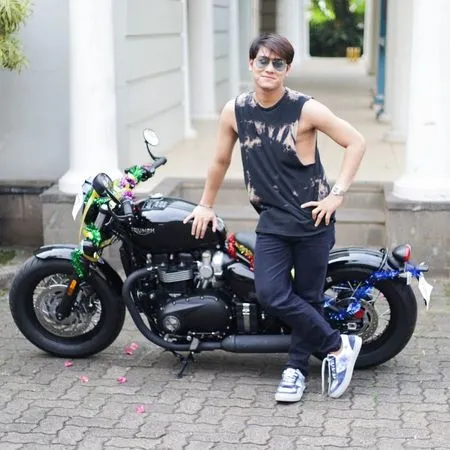 6 Potret Motor Rizky Billar yang Merupakan Kado Ultah dari Lesti, Harganya Capai Rp536 Juta - Netizen: Nggak Bisa Buat Bonceng Dede