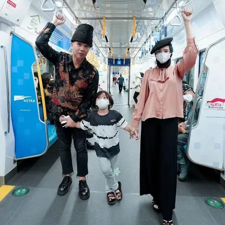6 Potret Mulan Jameela dan Ahmad Dhani Naik MRT dan Trans Jakarta, Gayanya Bak Liburan di Luar Negeri - Topi Miring Jadi Sorotan