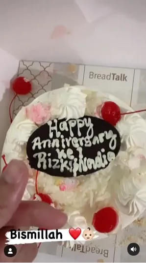 6 Potret Nadya Mustika Dapat Kejutan Wedding Anniversary dari Rizki DA, Langsung Tersipu Malu Sambil Tutup Wajah Pakai Pampers Anak