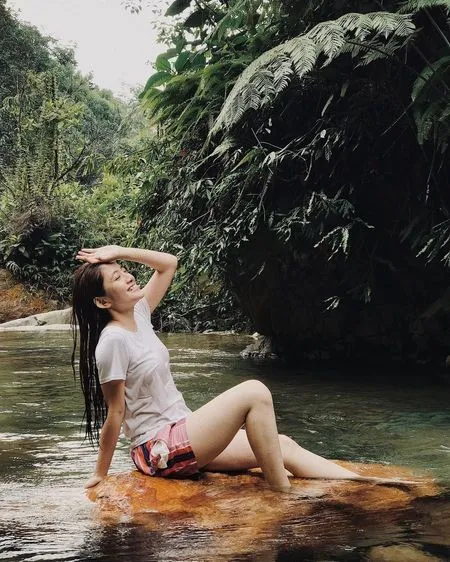 6 Potret Natalie Zenn Bintang Sinetron 'NALURI HATI' saat Asyik Bermain Air di Air Terjun, Gayanya Cantik Penuh Pesona
